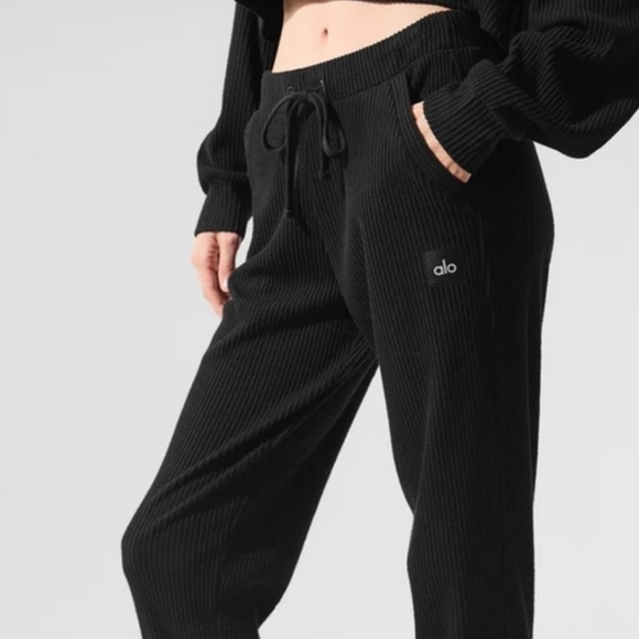 ALO YOGA MUSE SWEATPANT IN BLACK - Picture 6 of 10